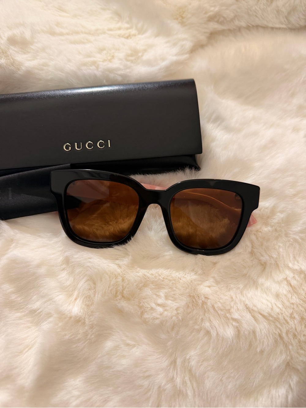 NEW Gucci Black Frame Sunglasses with Pink Temples and Brown Lenses